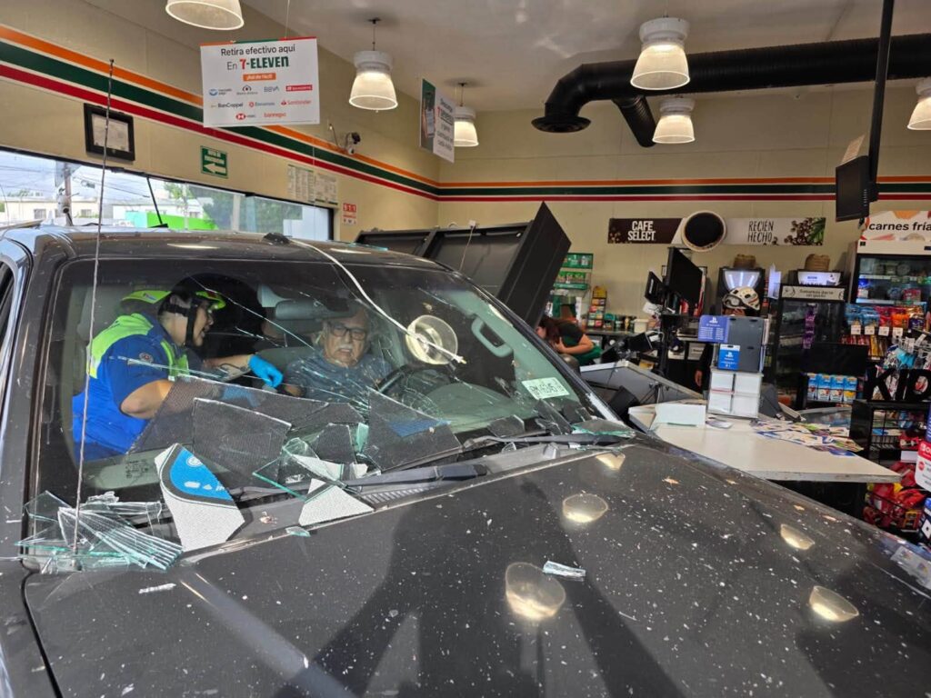 Camioneta se impacta contra tienda Seven Eleven y deja tres lesionados en San Nicolás