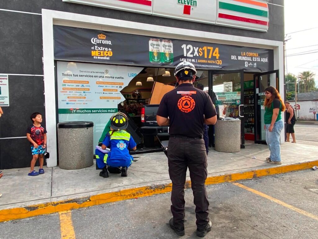 Camioneta se impacta contra tienda Seven Eleven y deja tres lesionados en San Nicolás