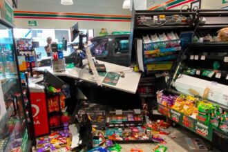 Camioneta se impacta contra tienda Seven Eleven y deja tres lesionados en San Nicolás