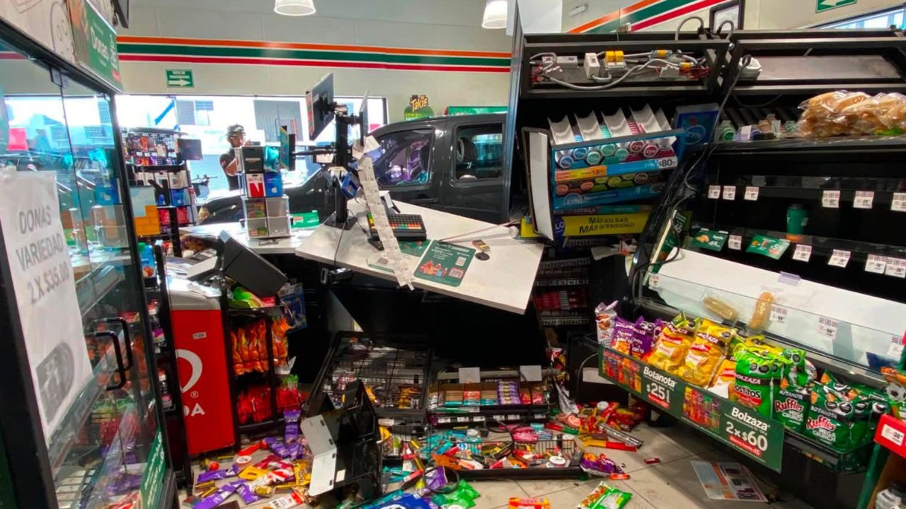 Camioneta se impacta contra tienda Seven Eleven y deja tres lesionados en San Nicolás