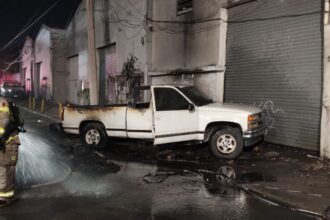 Camioneta se incendia en San Bernabé en Monterrey y daña red eléctrica