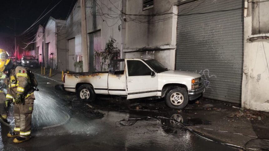 Camioneta se incendia en San Bernabé en Monterrey y daña red eléctrica