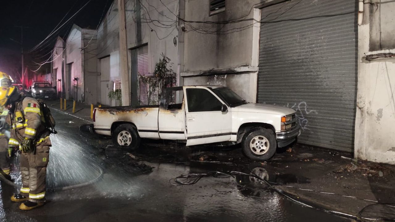 Camioneta se incendia en San Bernabé en Monterrey y daña red eléctrica