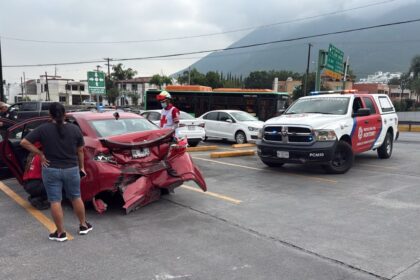 Choque por alcance en Garza Sada deja dos personas lesionadas en Monterrey