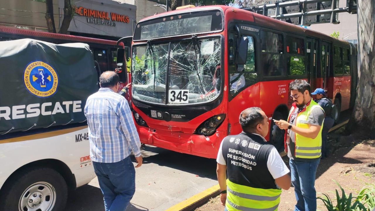 Choque entre dos unidades del Metrobús deja 16 lesionados en la CDMX