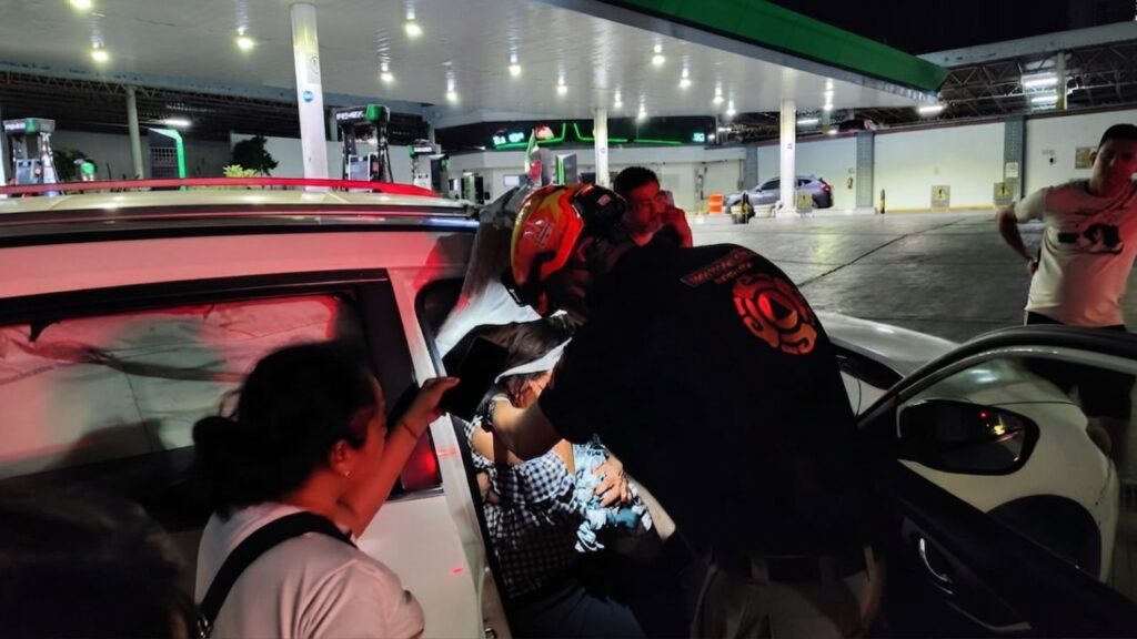 Choque entre taxi y camioneta deja dos lesionados en el cruce de las calles Pino Suárez y Matamoros en el Centro de Monterrey