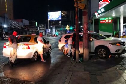 Choque entre taxi y camioneta deja dos lesionados en el cruce de las calles Pino Suárez y Matamoros en el Centro de Monterrey