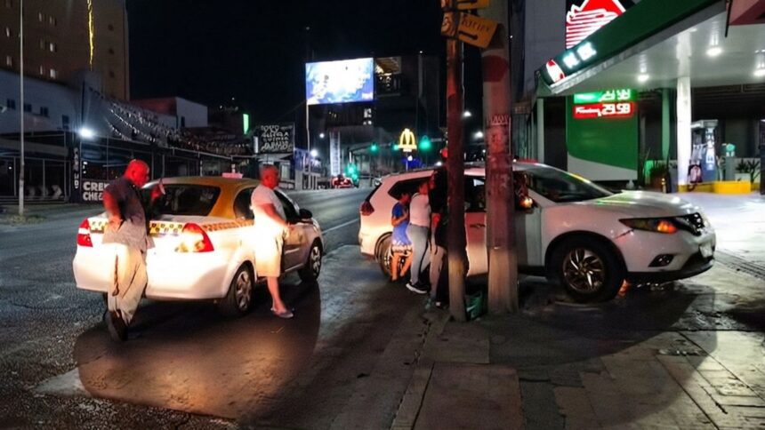 Choque entre taxi y camioneta deja dos lesionados en el cruce de las calles Pino Suárez y Matamoros en el Centro de Monterrey