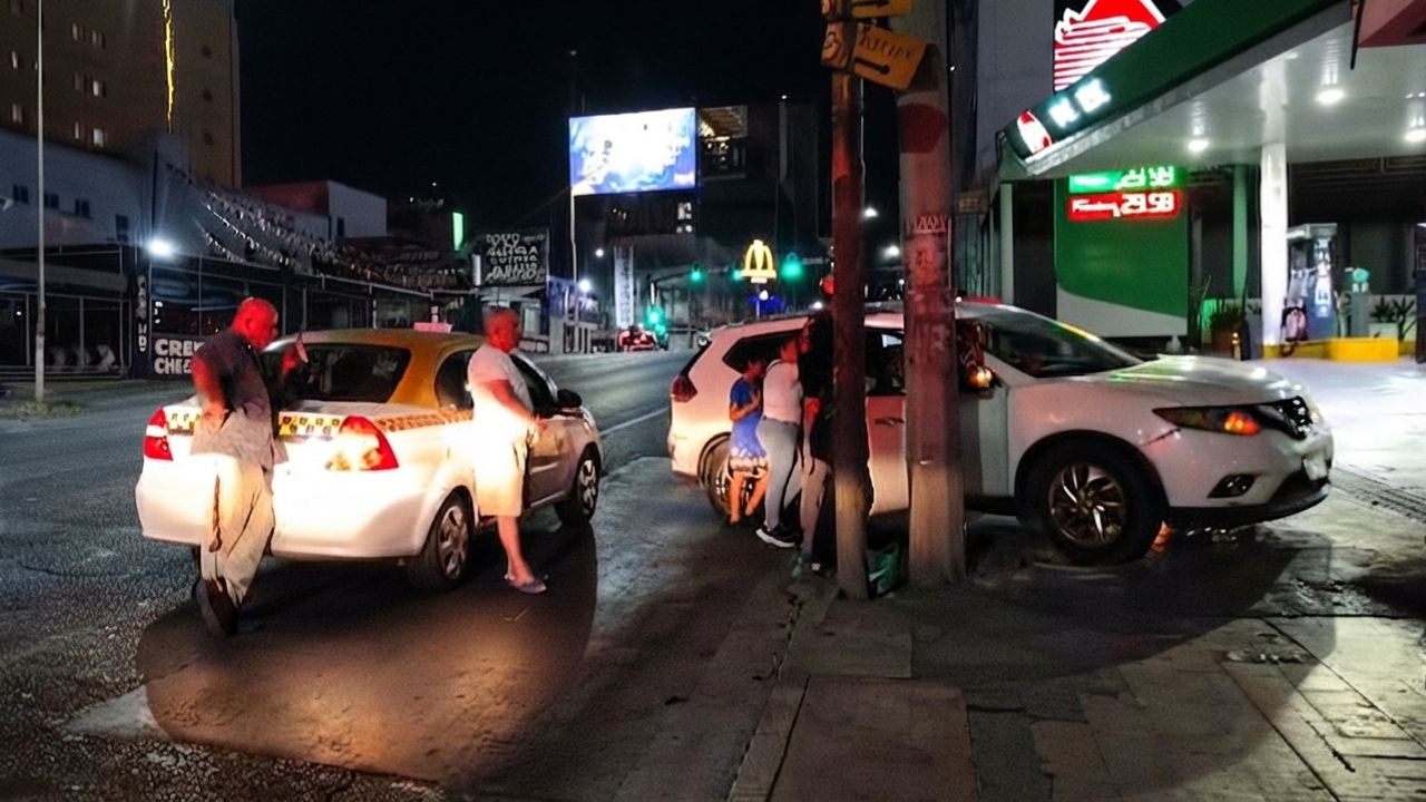 Choque entre taxi y camioneta deja dos lesionados en el cruce de las calles Pino Suárez y Matamoros en el Centro de Monterrey