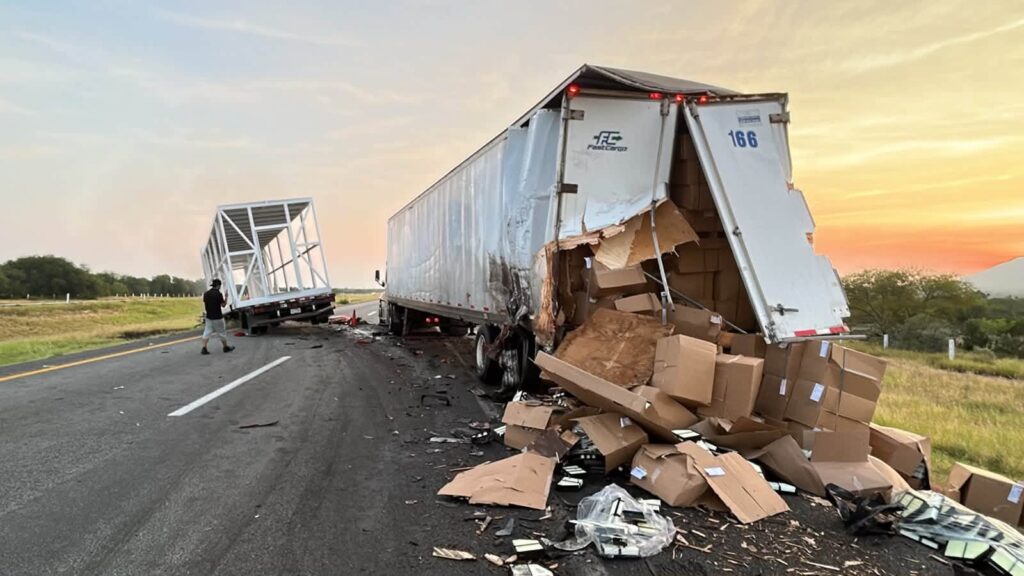 Choque entre tráileres provoca incendio en la autopista a Laredo en Salinas Victoria, Nuevo León