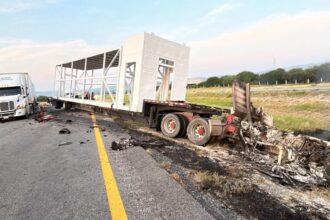 Choque entre tráileres provoca incendio en la autopista a Laredo en Salinas Victoria, Nuevo León