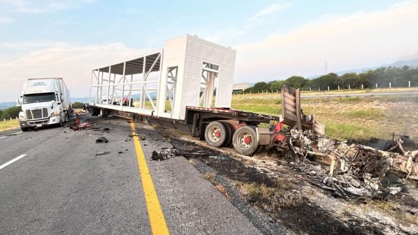Choque entre tráileres provoca incendio en la autopista a Laredo en Salinas Victoria, Nuevo León