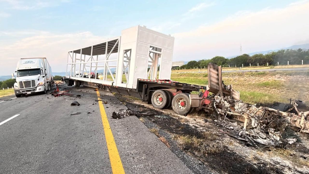 Choque entre tráileres provoca incendio en la autopista a Laredo en Salinas Victoria, Nuevo León