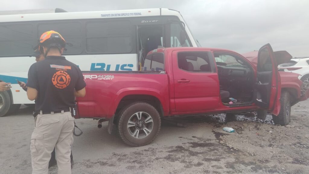 Choque entre transporte de personal y camioneta provoca cierre parcial en carretera a Laredo en Apodaca