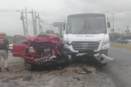 Choque entre transporte de personal y camioneta provoca cierre parcial en carretera a Laredo en Apodaca