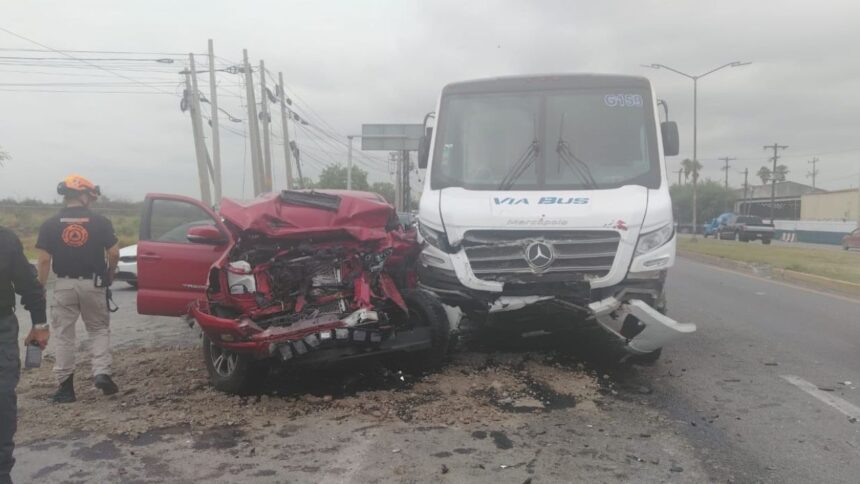 Choque entre transporte de personal y camioneta provoca cierre parcial en carretera a Laredo en Apodaca