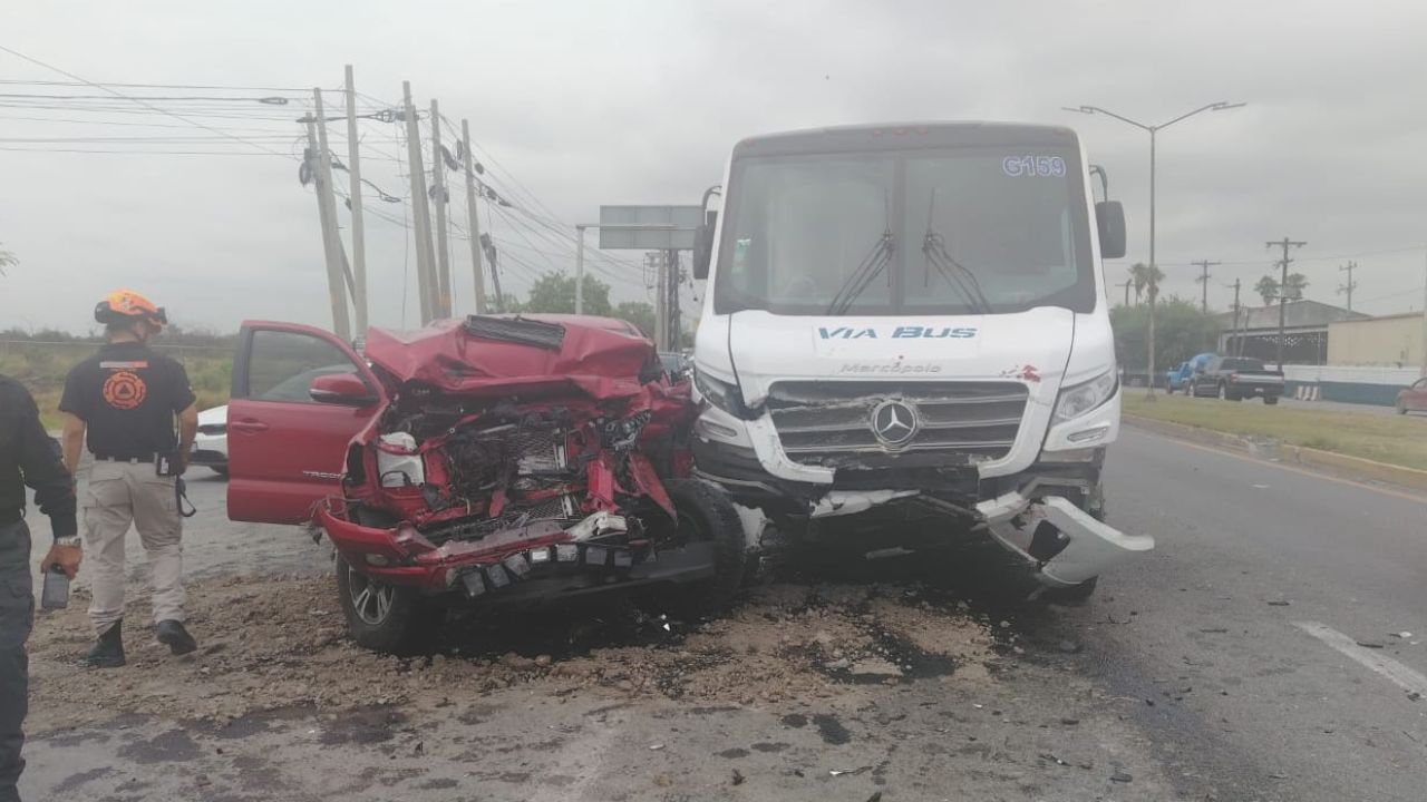 Choque entre transporte de personal y camioneta provoca cierre parcial en carretera a Laredo en Apodaca