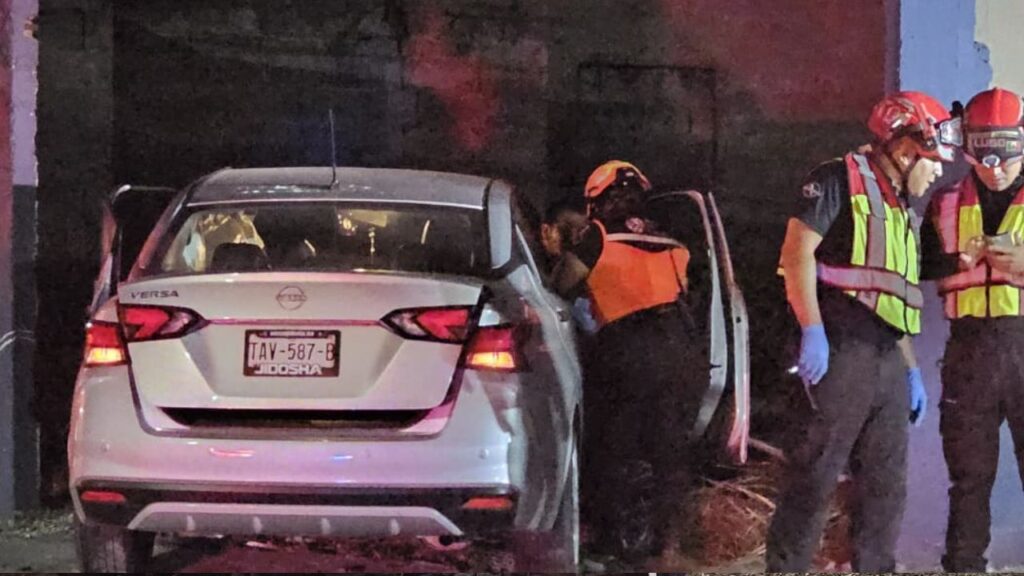 Conductor ebrio choca contra bodega en colonia Obrera de Monterrey