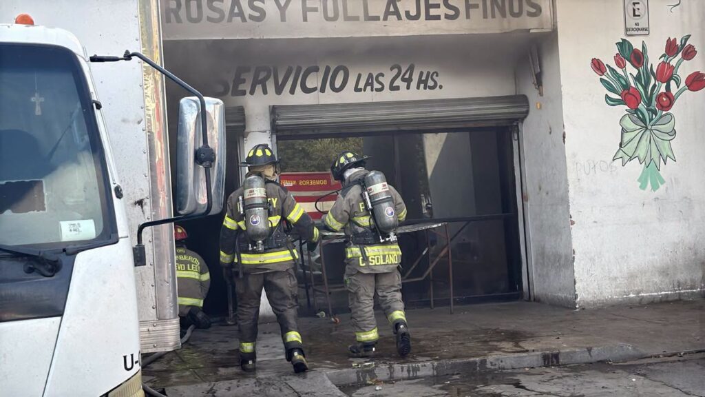 Cortocircuito provoca incendio en florería Distribuidora y Follajes La Loma del Centro de Monterrey