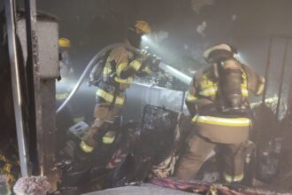 Cortocircuito provoca incendio en florería Distribuidora y Follajes La Loma del Centro de Monterrey