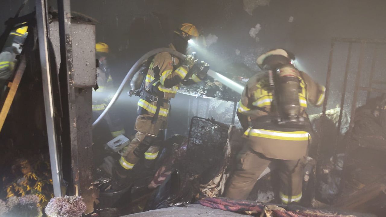 Cortocircuito provoca incendio en florería Distribuidora y Follajes La Loma del Centro de Monterrey