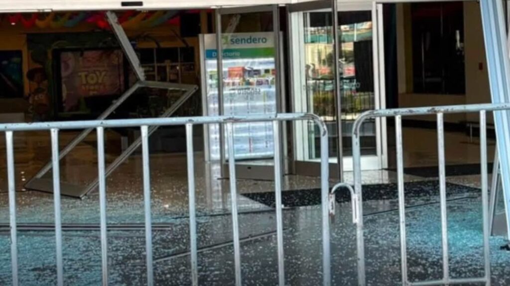 Hombre es detenido tras chocar contra Plaza Sendero La Fe e intentar escapar