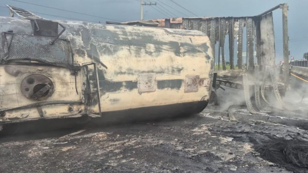 Explota pipa de combustible en Tlaxcala; cierran carretera México-Veracruz