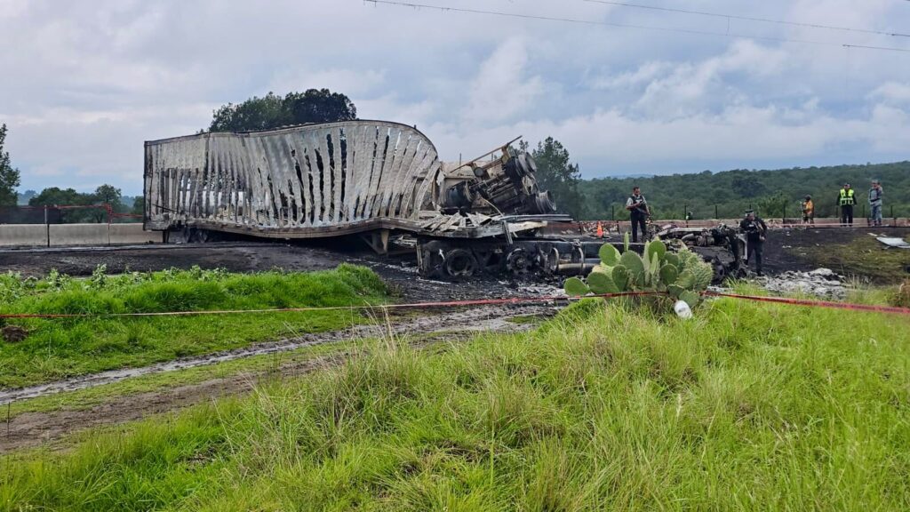 Explota pipa de combustible en Tlaxcala; cierran carretera México-Veracruz