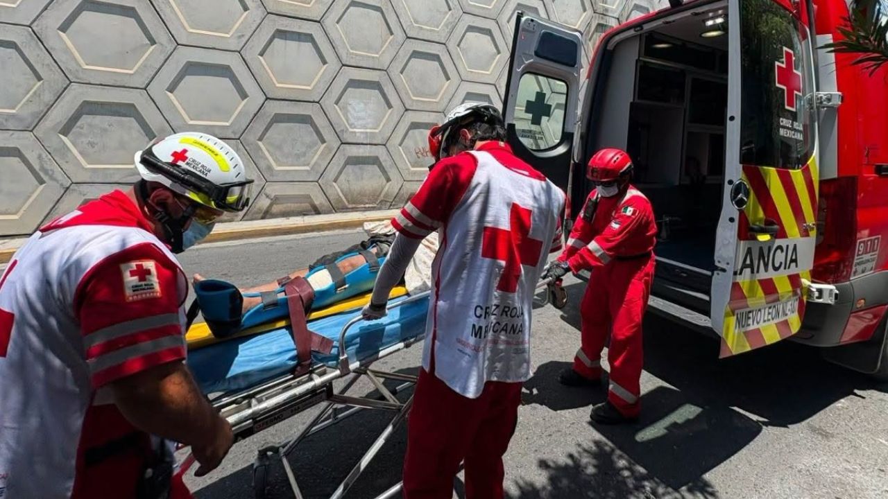 Trabajador cae de cinco metros de altura y resulta lesionado en Monterrey