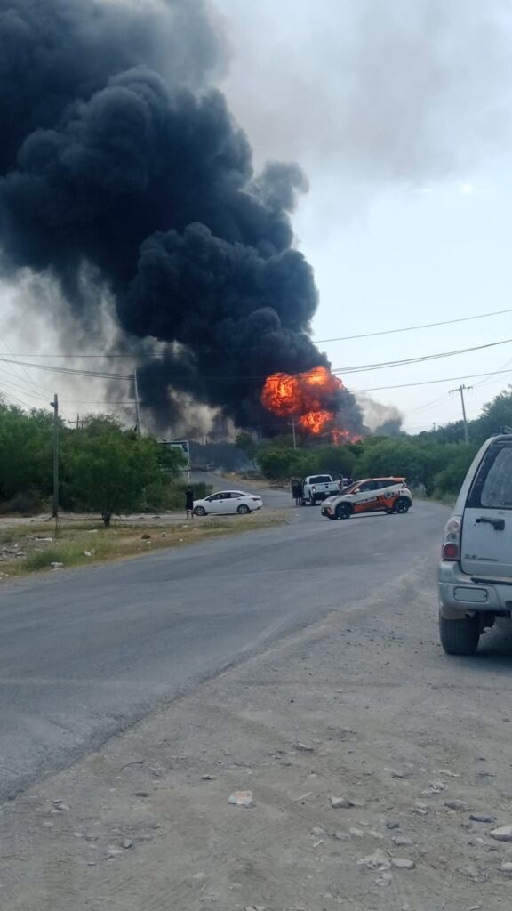 Incendio en contenedor de diésel en Pesquería deja 3 heridos y un desaparecido