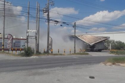 Incendio en gasera de Apodaca deja tres heridos y colapsa parte de la estación