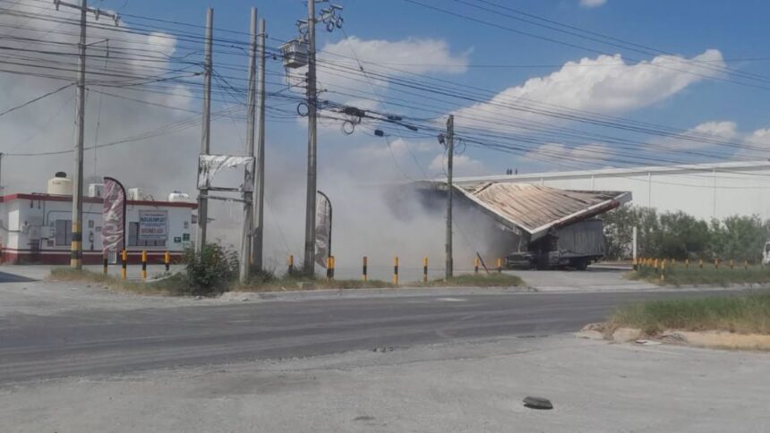 Incendio en gasera de Apodaca deja tres heridos y colapsa parte de la estación