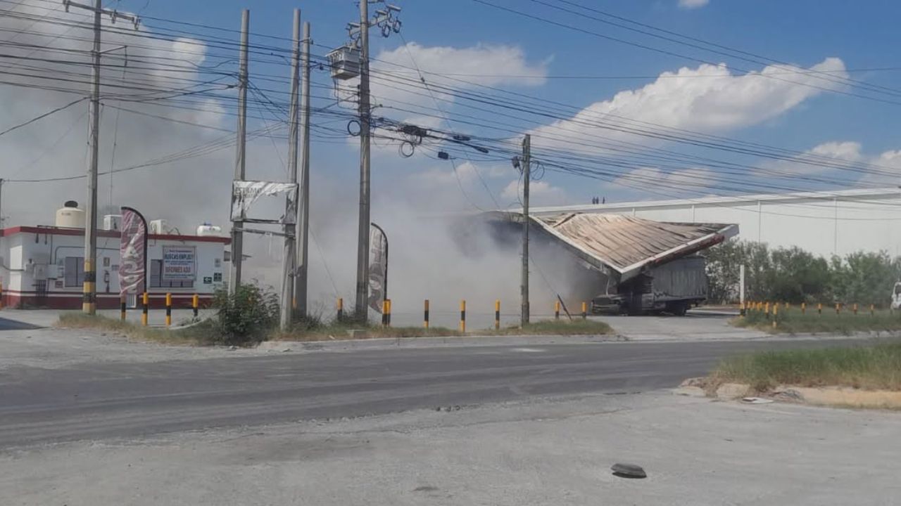 Incendio en gasera de Apodaca deja tres heridos y colapsa parte de la estación