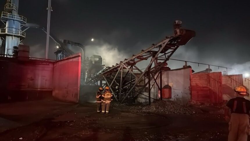 Incendio consume recicladora en la colonia Parque Industrial Huinalá en Apodaca; reportan daños materiales