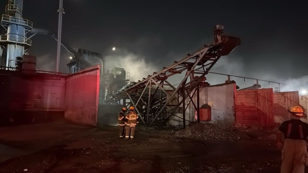 Incendio consume recicladora en la colonia Parque Industrial Huinalá en Apodaca; reportan daños materiales