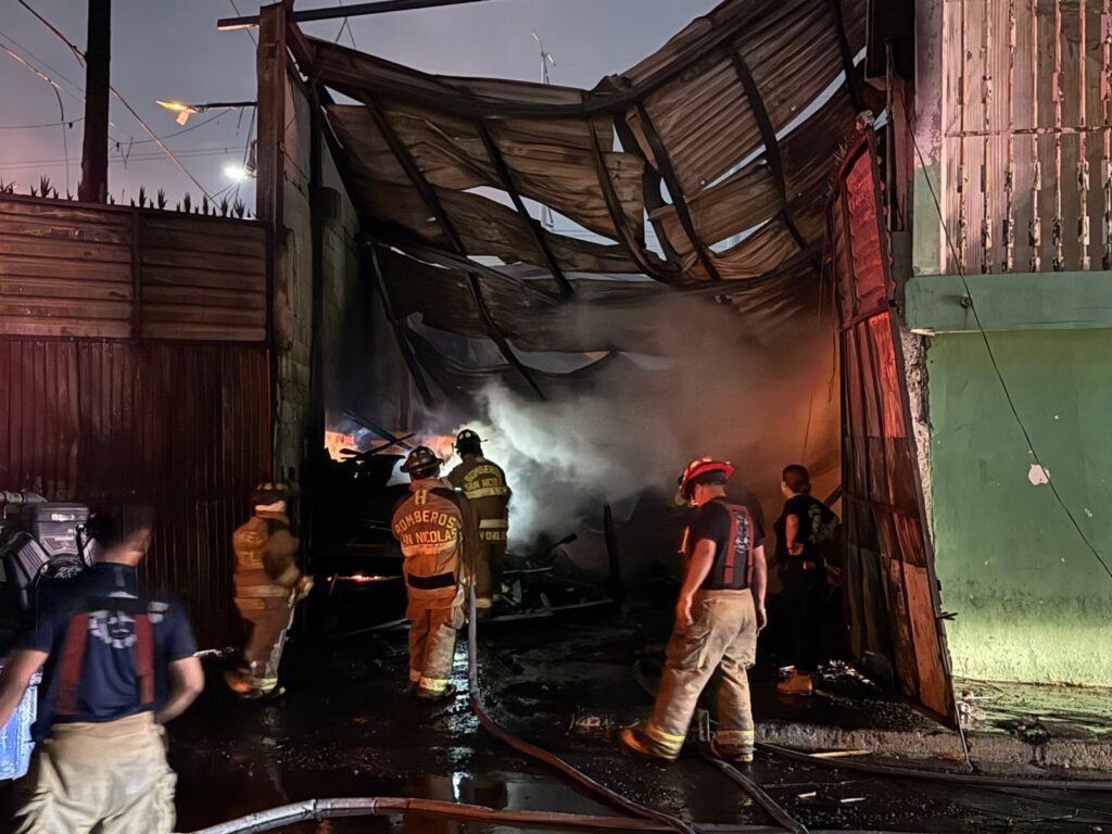 Incendio consume tarimera en San Nicolás; evacúan 45 personas