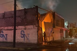 Incendio consume tarimera en San Nicolás; evacúan 45 personas