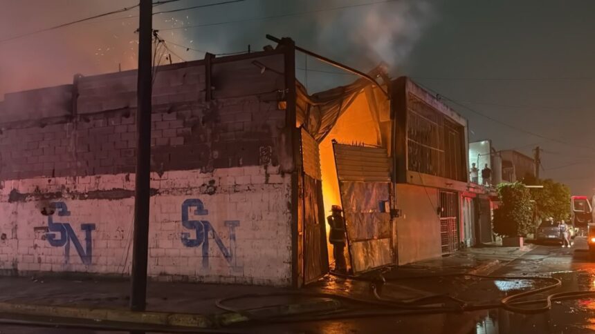 Incendio consume tarimera en San Nicolás; evacúan 45 personas