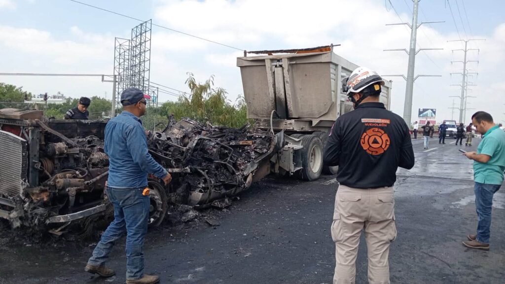 Incendio de tractocamión provoca cierre vial en Miguel Alemán, Apodaca