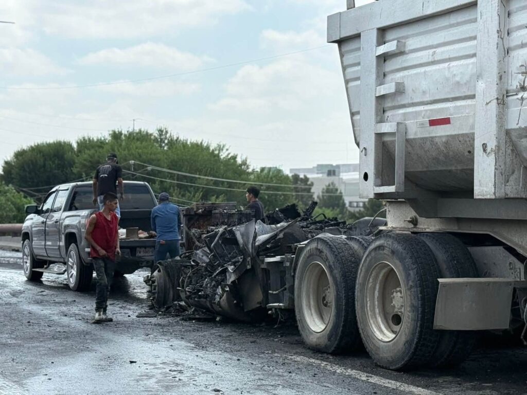 Incendio de tractocamión provoca cierre vial en Miguel Alemán, Apodaca