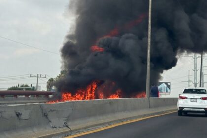 Incendio de tractocamión provoca cierre vial en Miguel Alemán, Apodaca