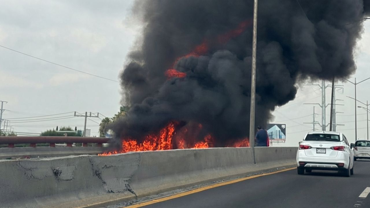 Incendio de tractocamión provoca cierre vial en Miguel Alemán, Apodaca