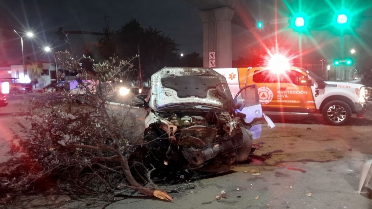 Joven pierde el control y choca contra árbol en rotonda de Monterrey