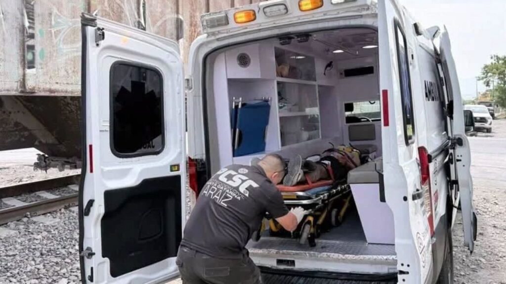 Motociclista grave tras intentar ganarle el paso a tren en Santa Catarina