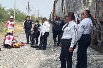 Motociclista grave tras intentar ganarle el paso a tren en Santa Catarina