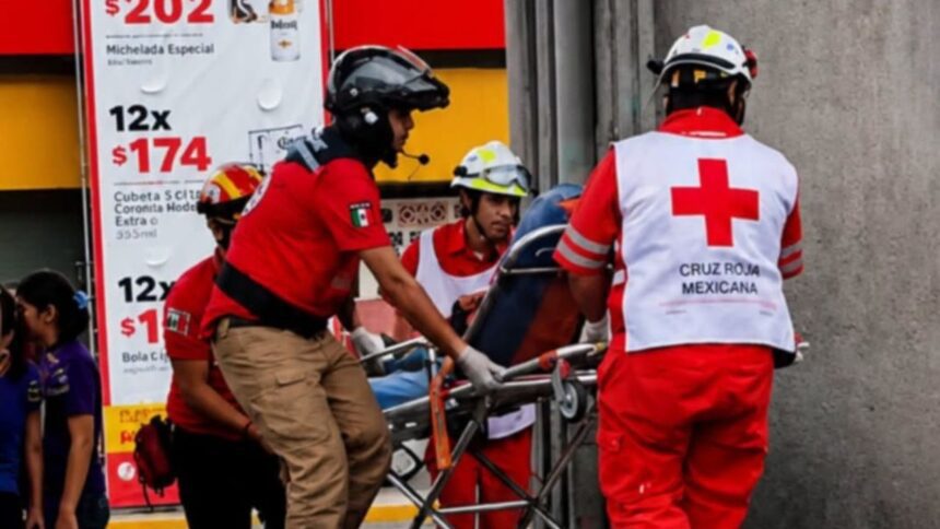 Niña de 8 años resulta gravemente lesionada tras ser atropellada por dos vehículos sobre la Av. Aztlán en Monterrey