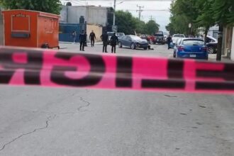 Patrulla de policía ignora alto provocando choque y atropellando a una mujer en Saltillo