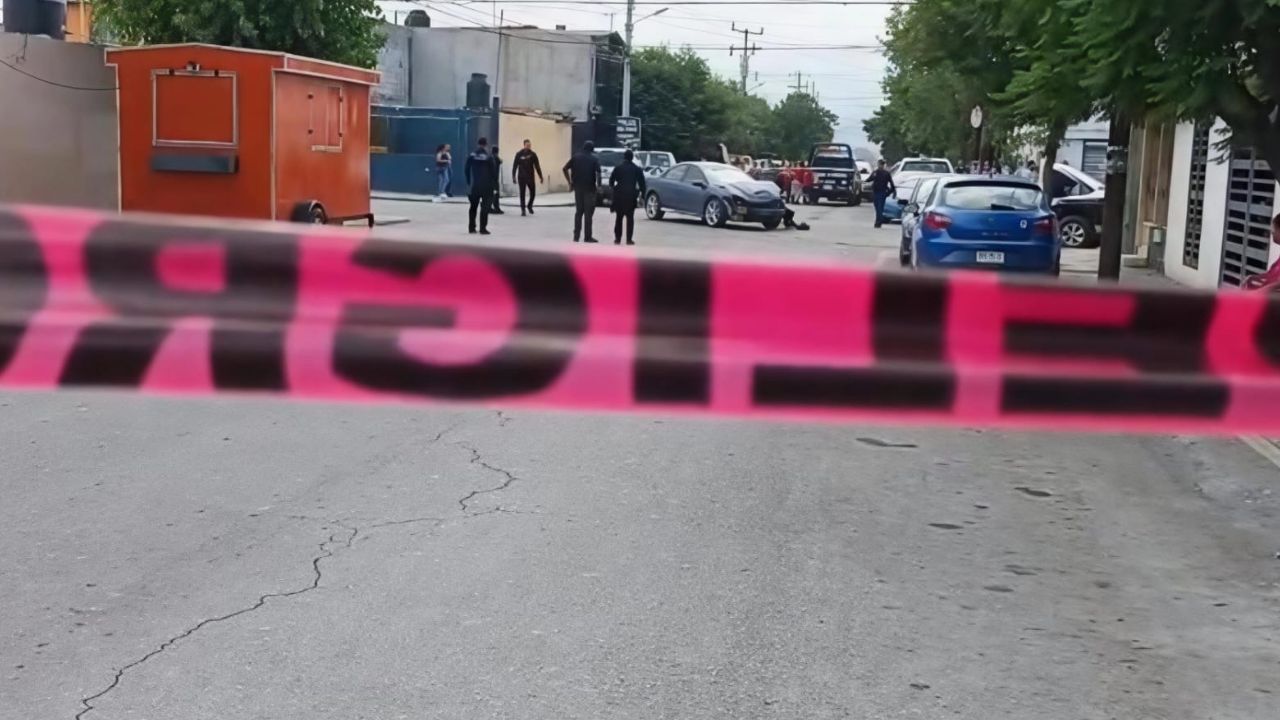 Patrulla de policía ignora alto provocando choque y atropellando a una mujer en Saltillo