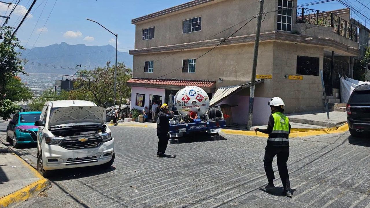 Pipa de gas se estrella contra vivienda en colonia La Ermita en Santa Catarina