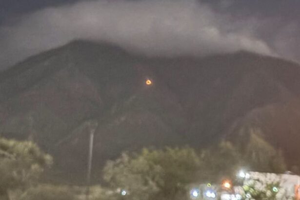 Reanudan labores para combatir incendio forestal en el Cerro del Fraile